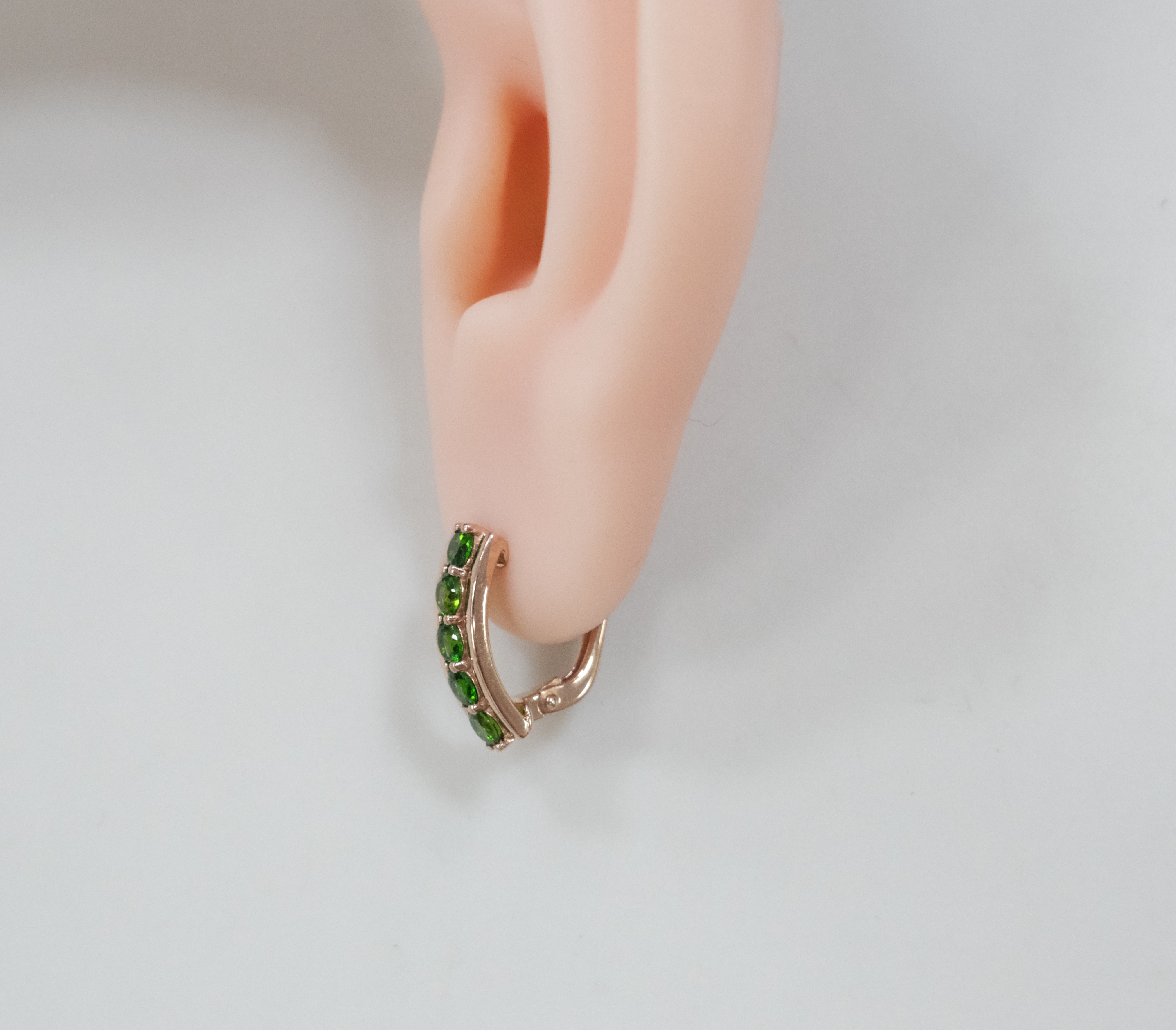 Серебряные серьги с хромдиопсидами